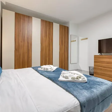 Grand 3bed Burseley Terrace Fl8 Swieqi By Homely *