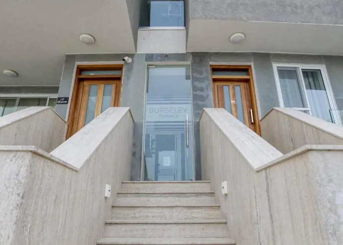 Grand 3bed Burseley Terrace Fl8 Swieqi By Homely *